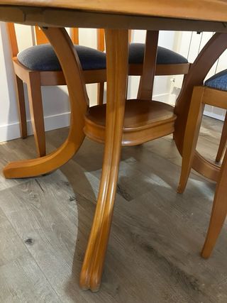Mesa de comedor y 6 sillas de madera