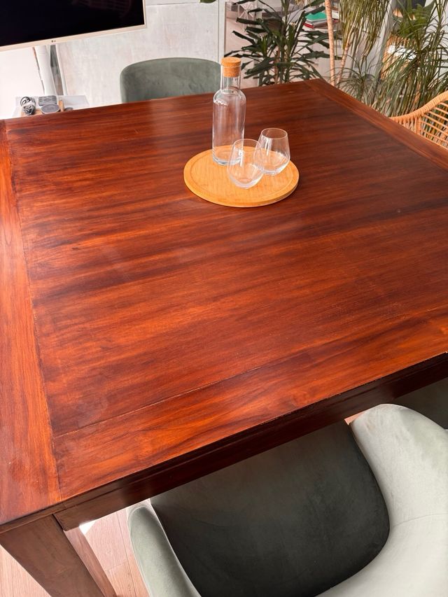 Mesa de jantar quadrada em madeira de teca