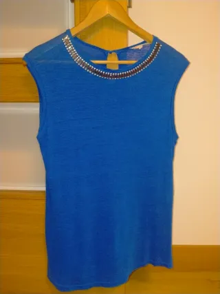 Camiseta Maje azul pedrería cuello.