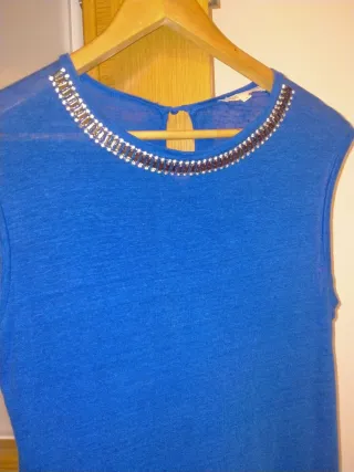 Camiseta Maje azul pedrería cuello.