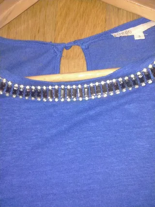 Camiseta Maje azul pedrería cuello.