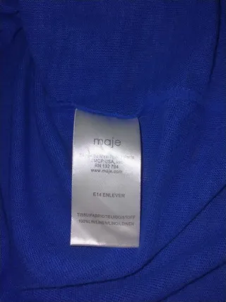 Camiseta Maje azul pedrería cuello.