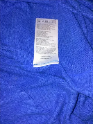 Camiseta Maje azul pedrería cuello.