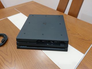 PS4 Pro (PlayStation 4 Pro) Negra + Mando