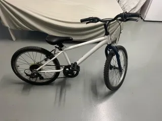 Bicicleta infantil blanca y azul
