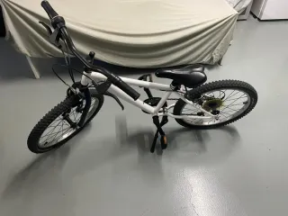 Bicicleta infantil blanca y azul