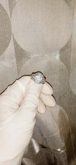 Anillo plateado con circonita