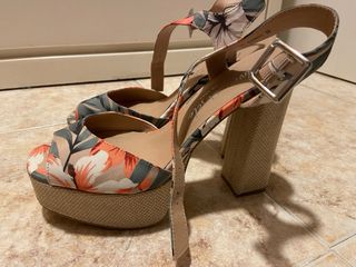 Sandalias de bloque con estampado tropical