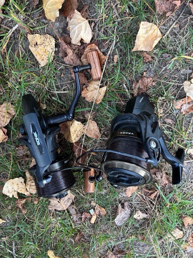 2 Parejas de carretes de pesca.