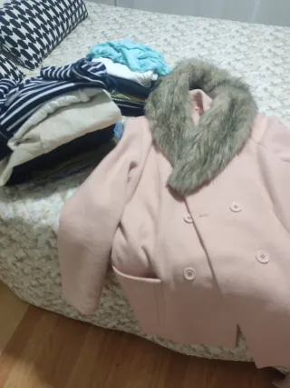 Abrigo rosa con cuello de pelo