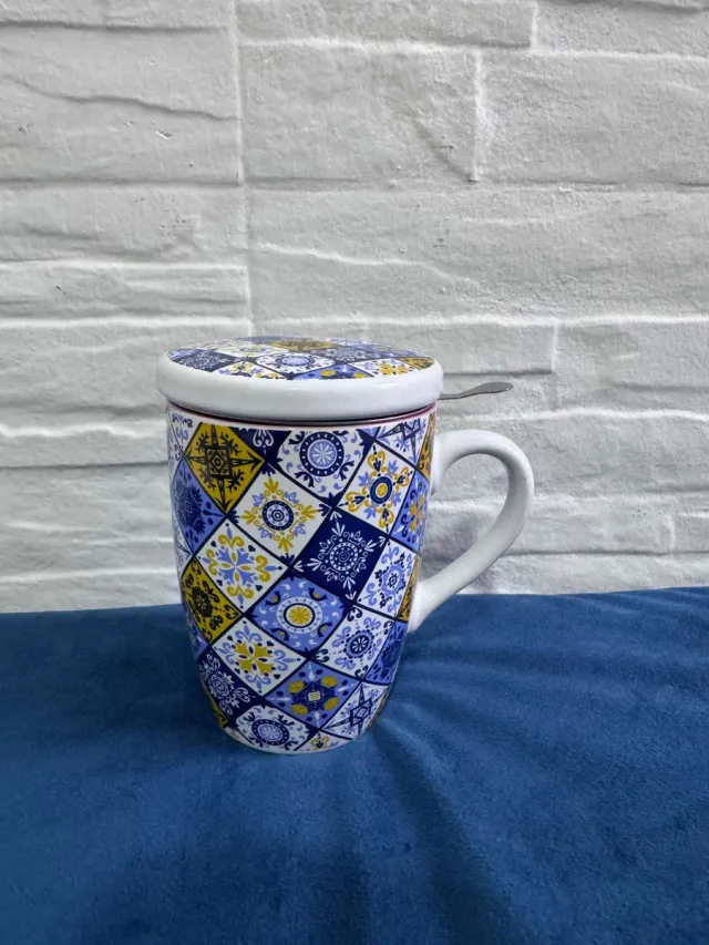 Taza de té con filtro y tapa