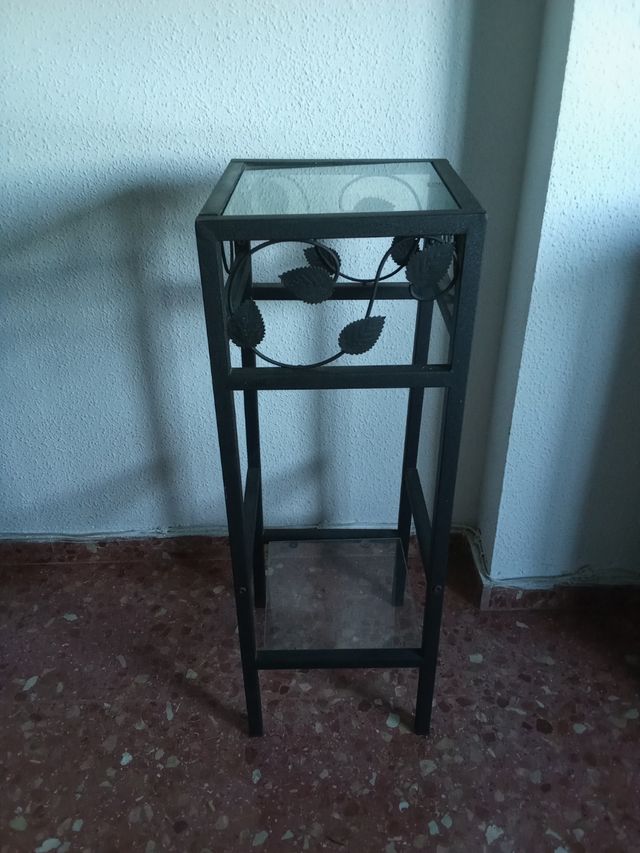 Vitrina de cristal con 4 estantes y mesita alta 