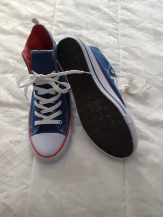 Playeros de lona azul y rojo