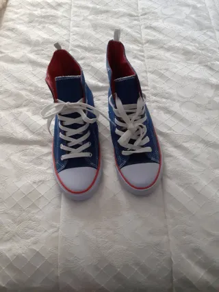 Playeros de lona azul y rojo