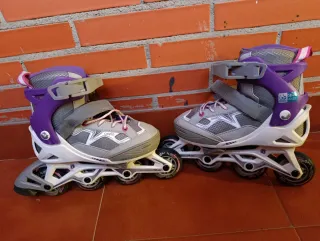 Patines en línea morados y grises