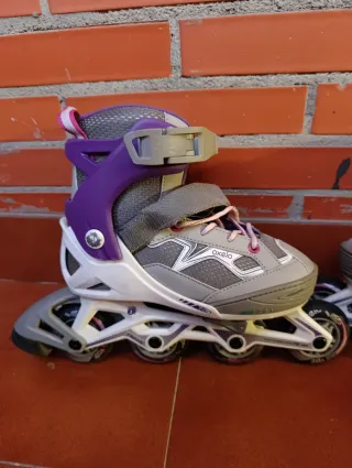 Patines en línea morados y grises