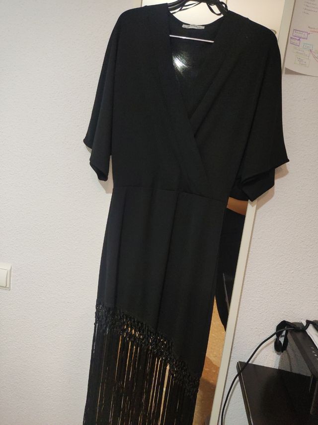 Vestido negro con flecos macramé