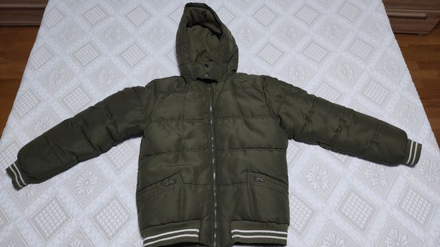 Abrigo verde acolchado con capucha Marca Hosiery.