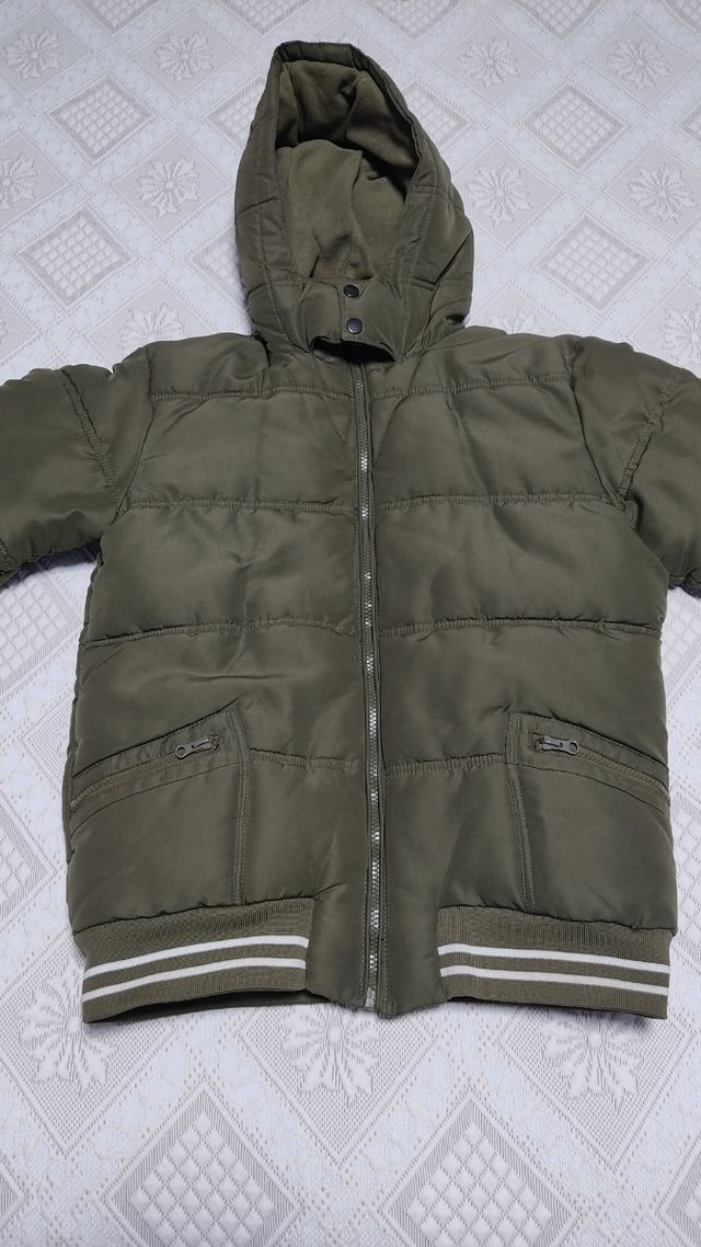 Abrigo verde acolchado con capucha Marca Hosiery.