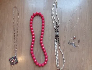 Collares y pendientes para disfraz