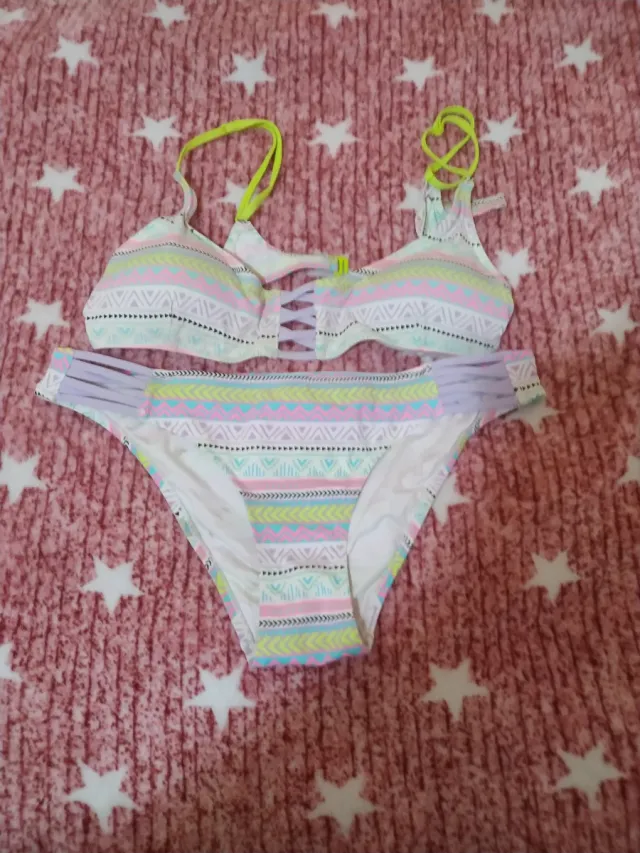 Bikini multicolor con detalles fosforitos