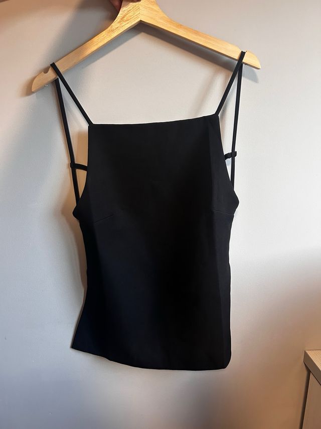 Top negro espalda descubierta