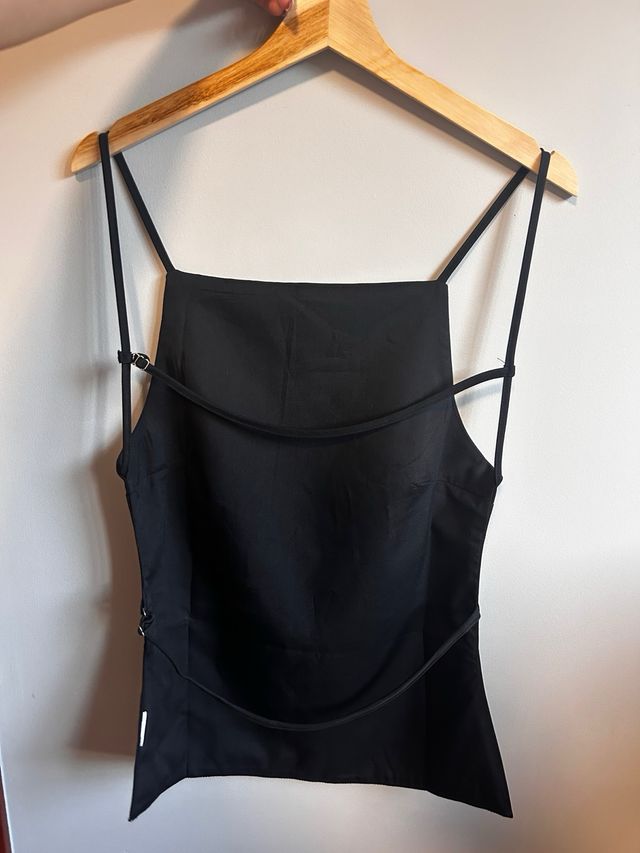 Top negro espalda descubierta