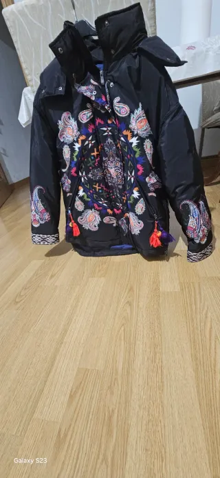 Chaqueta mujer negra con estampado multicolor