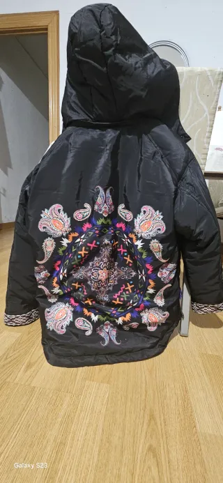 Chaqueta mujer negra con estampado multicolor