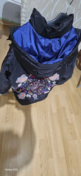 Chaqueta mujer negra con estampado multicolor
