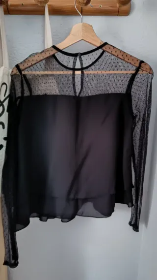 Blusa negra de manga larga con lunares