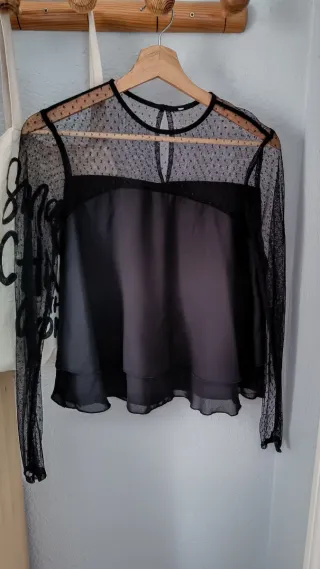 Blusa negra de manga larga con lunares