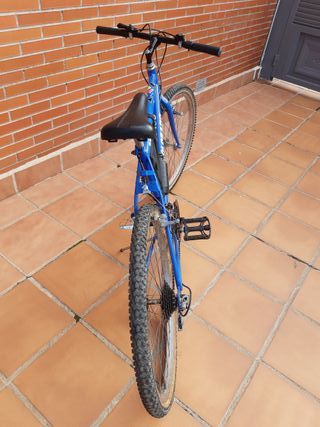 Bicicleta BTT  26". Cambio Shimano 18 velocidades