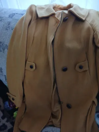 Abrigo amarillo chica