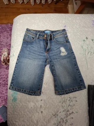 Pantalones cortos vaqueros desgastados