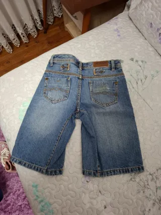 Pantalones cortos vaqueros desgastados