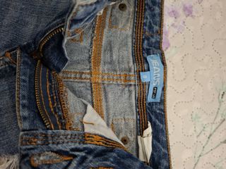 Pantalones cortos vaqueros desgastados