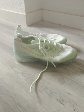 Zapatillas Nike Verdes y Blancas