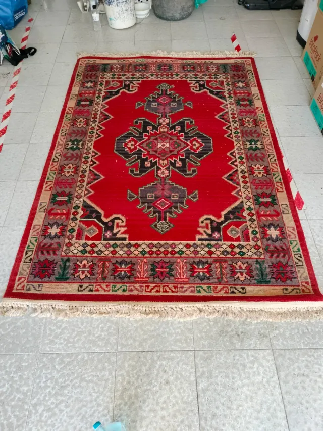 Alfombra estilo persa roja y multicolor