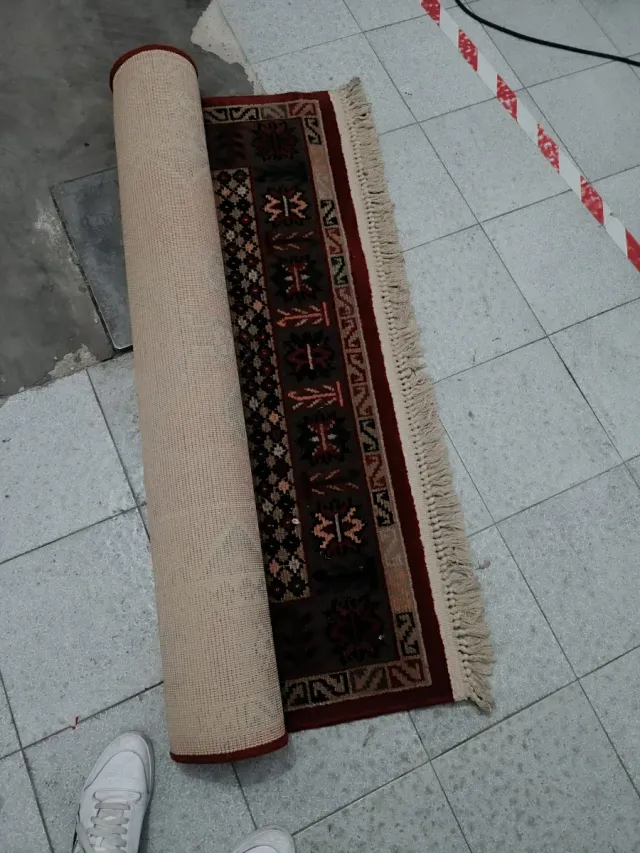 Alfombra estilo persa roja y multicolor