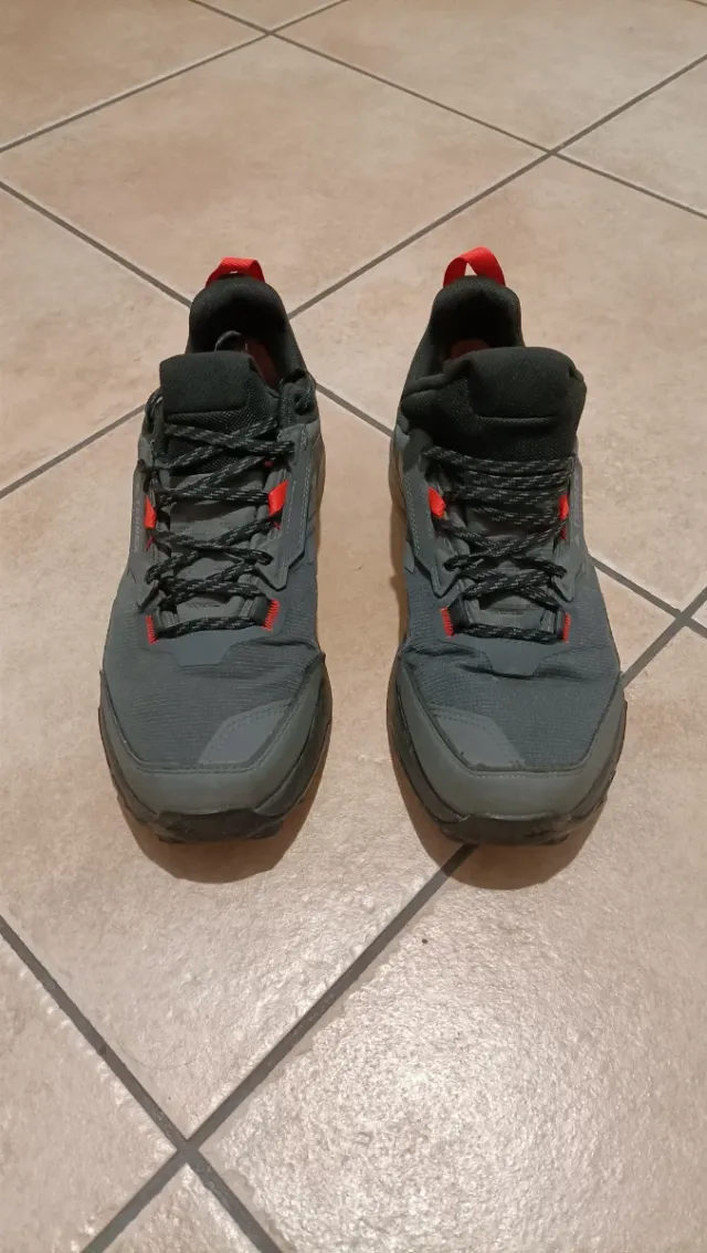 Zapatos de Trekking Grises y Rojos