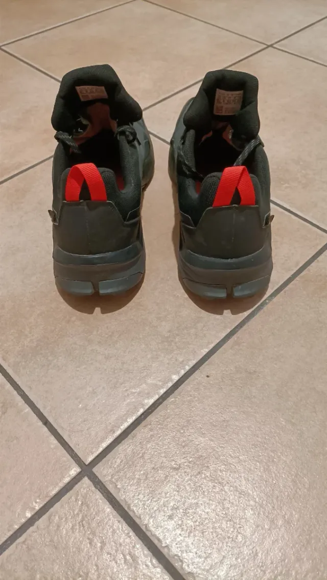 Zapatos de Trekking Grises y Rojos