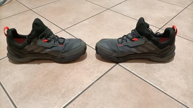 Zapatos de Trekking Grises y Rojos