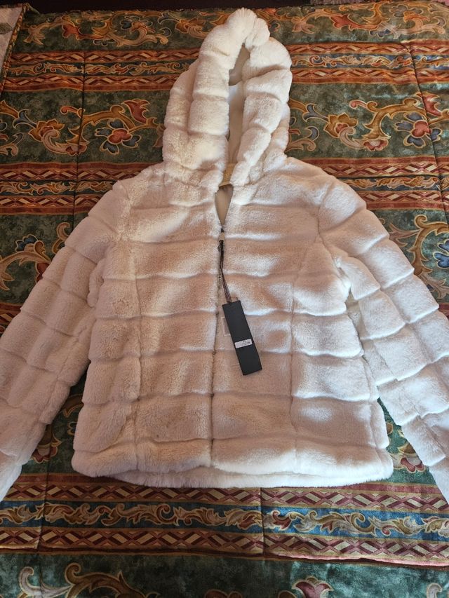 Abrigo de pelo blanco con capucha