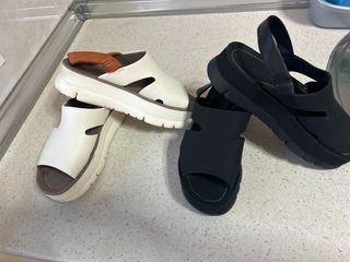 Sandalias plataforma Camper blancas y negras