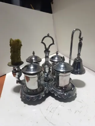 Escribanía antigua con candelabro y campana