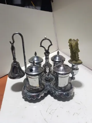 Escribanía antigua con candelabro y campana