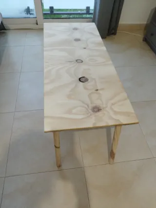 Mesa auxiliar de madera con patas desenrroscables