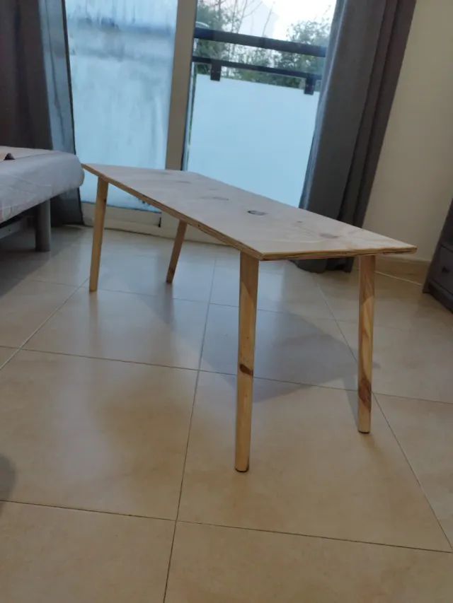 Mesa auxiliar de madera con patas desenrroscables