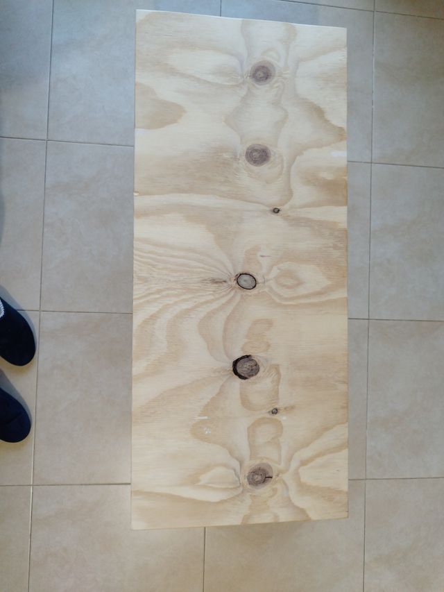 Mesa auxiliar de madera con patas desenrroscables